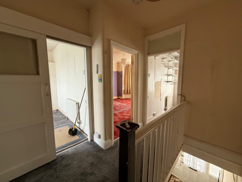 Lot: 142 - THREE-BEDROOM MID-TERRACE HOUSE FOR IMPROVEMENT - Landing